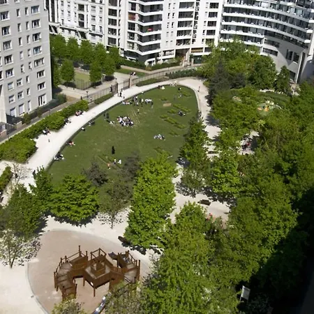 Apartment 2 Bedrooms & Salon, La Defense, Metro, Parking
