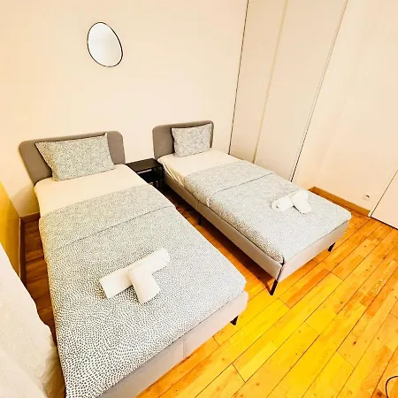 2 Bedrooms & Salon, La Defense, Metro, Parking