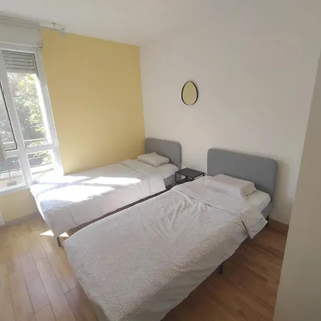 Apartment 2 Bedrooms & Salon, La Defense, Metro, Parking