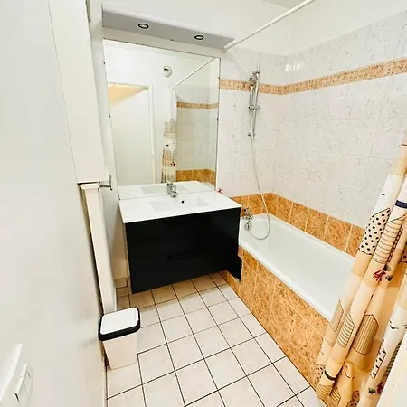 2 Bedrooms & Salon, La Defense, Metro, Parking * Courbevoie
