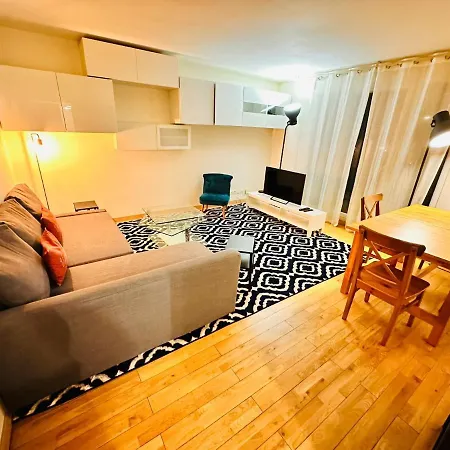 Apartment 2 Bedrooms & Salon, La Defense, Metro, Parking