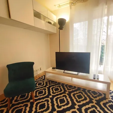 2 Bedrooms & Salon, La Defense, Metro, Parking * Courbevoie