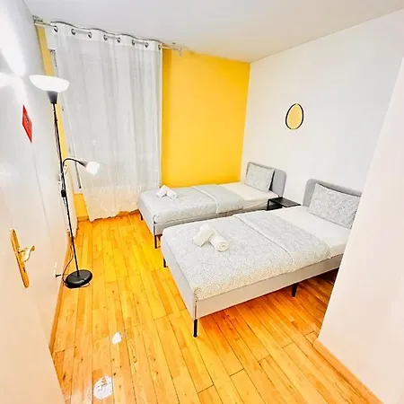 2 Bedrooms & Salon, La Defense, Metro, Parking *
