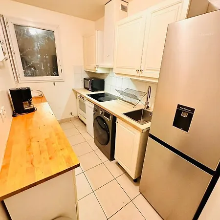2 Bedrooms & Salon, La Defense, Metro, Parking * Courbevoie